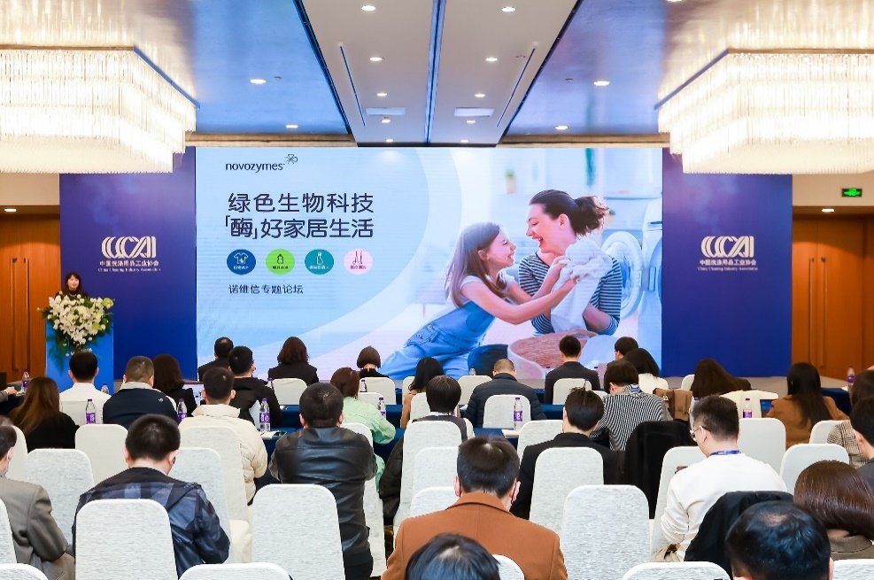 会议室里的人们

描述已自动生成