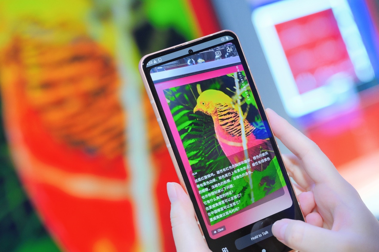 A person holding a phoneDes<i></i>cription automatically generated