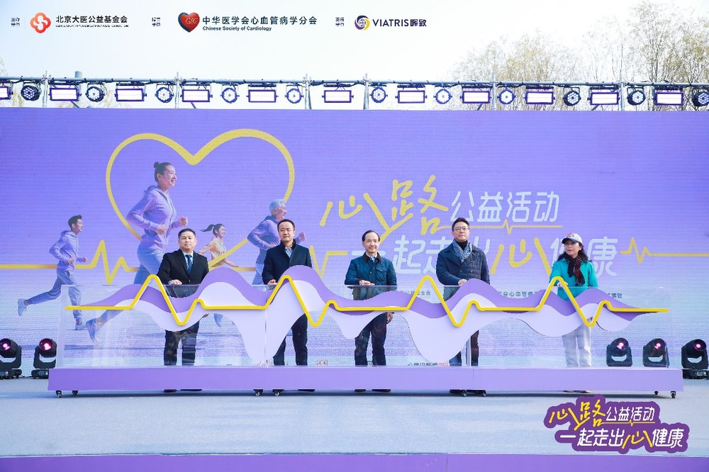 A group of people standing on a stage

Description automatically generated