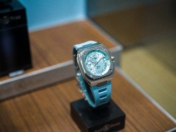 A watch on a display

Description automatically generated