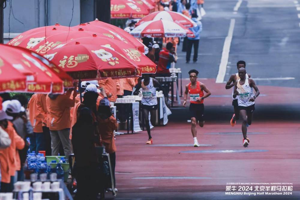 2024年北京半程马拉松鸣枪起跑 福临门携2万人 共赴健康之旅
