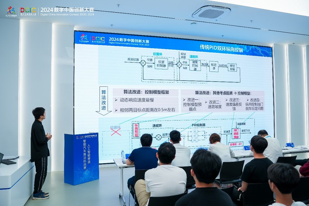 电脑萤幕上有许多人

中度可信度描述已自动生成