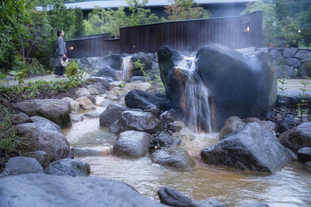 【界 奥飛騨】中庭の湯の川