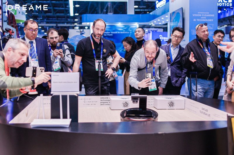 电脑前的人们

中度可信度描述已自动生成