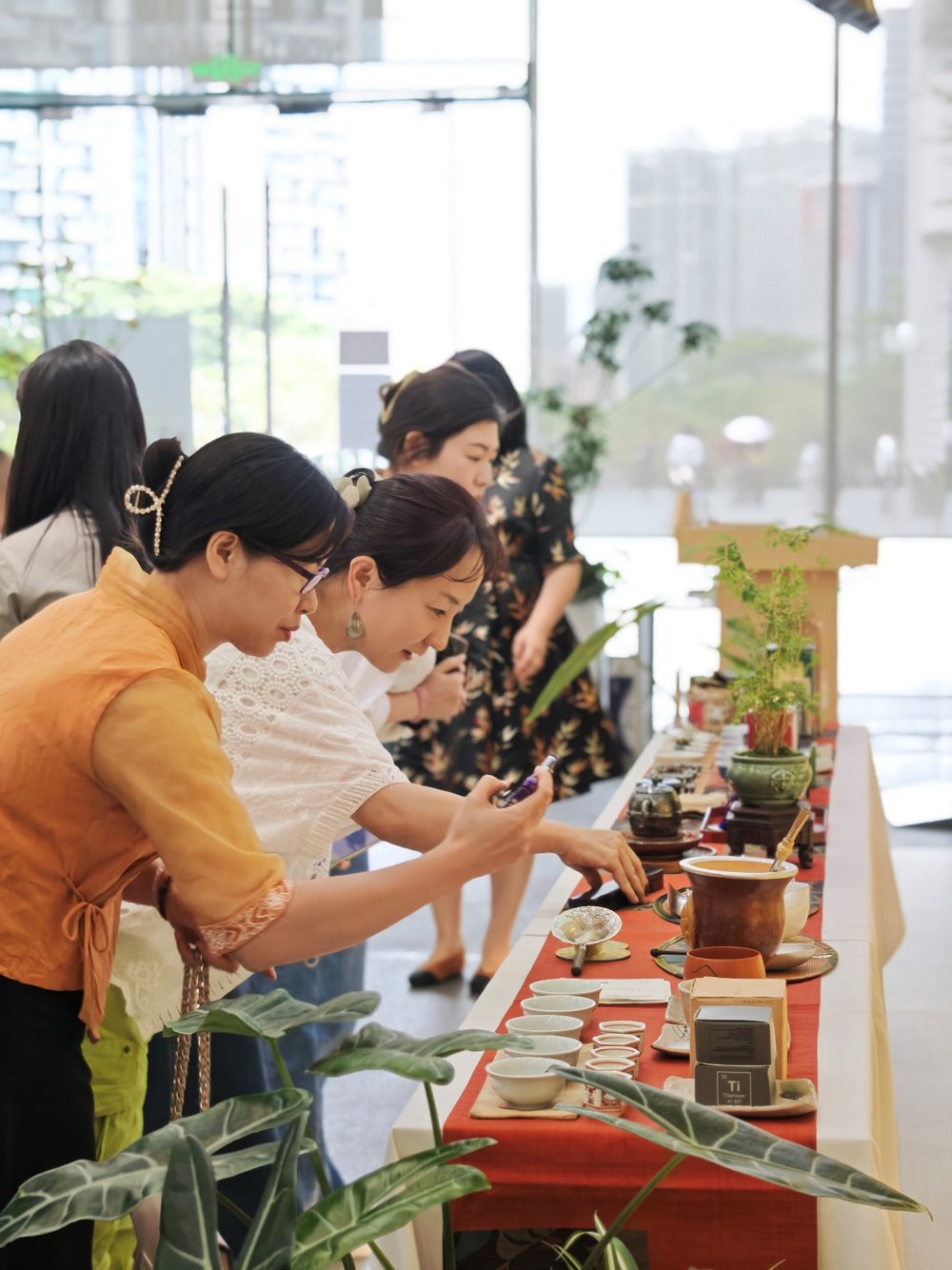 一群人在餐厅吃饭

AI 生成的内容可能不正确。