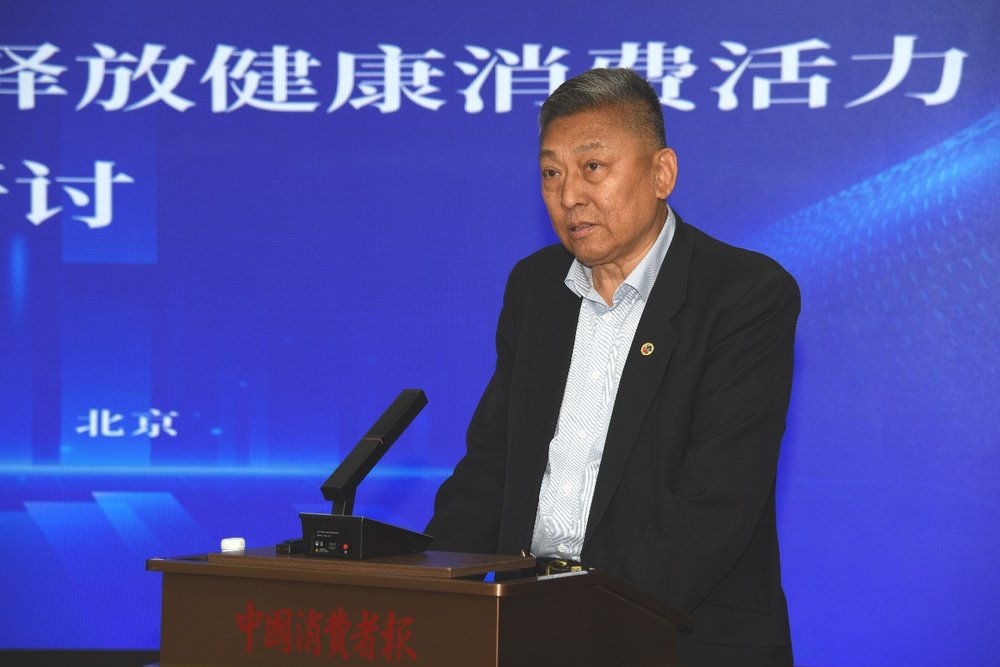 穿着西装笔挺的男子与配字
AI 生成的内容可能不正确。