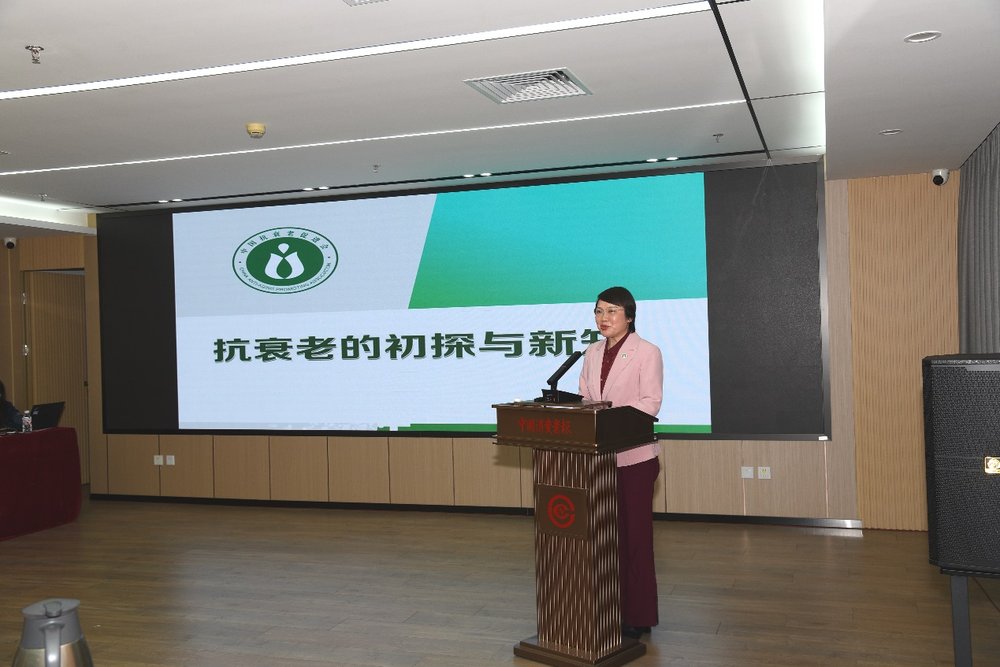 图片包含 室内, 天花板, 桌子, 房间
AI 生成的内容可能不正确。