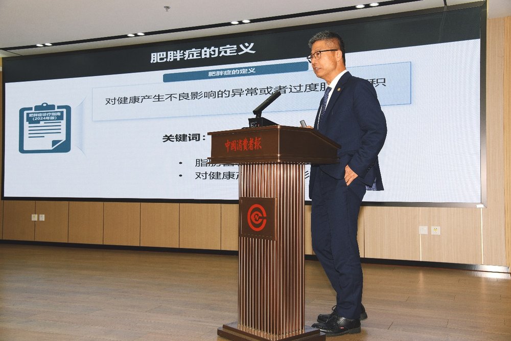 穿着西装笔挺的男子正在演讲
AI 生成的内容可能不正确。