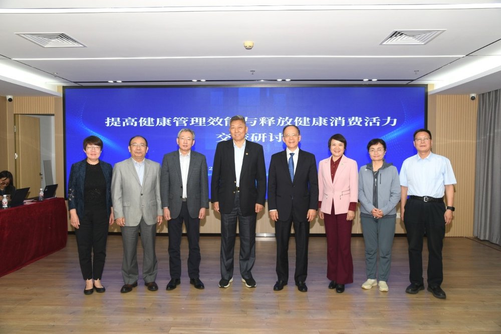 一群人站在一起
AI 生成的内容可能不正确。