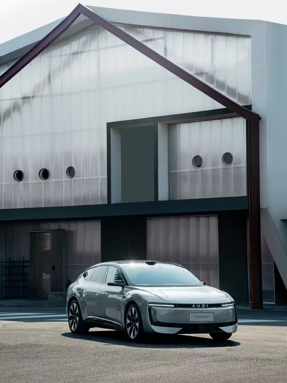 房子前的汽车

描述已自动生成