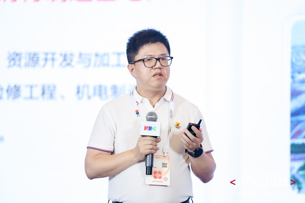 手里拿著男人的照片上寫著字

AI 生成的內(nèi)容可能不正確。