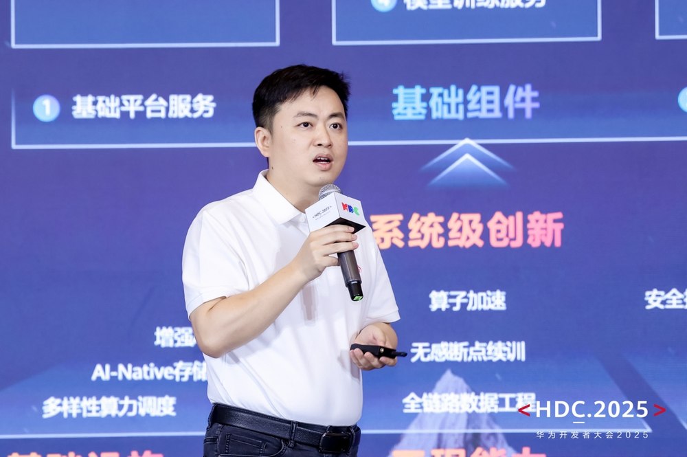 穿白色衣服的男人在球場上打電話

AI 生成的內(nèi)容可能不正確。