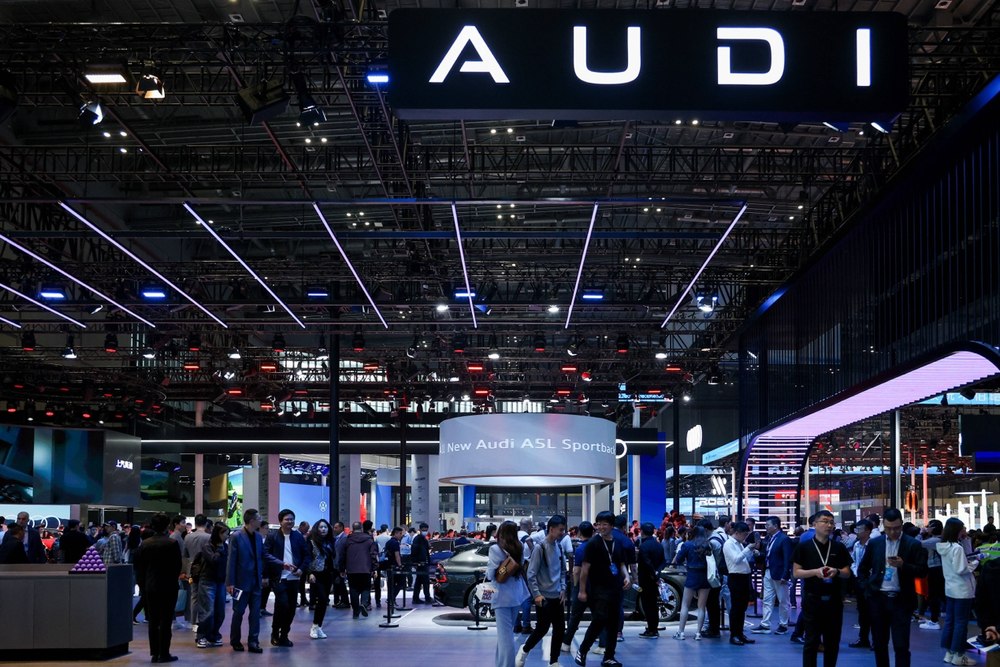 建筑前的广场上有许多人

描述已自动生成