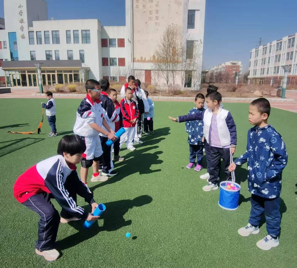 一群小孩在草地上玩足球

AI 生成的内容可能不正确。