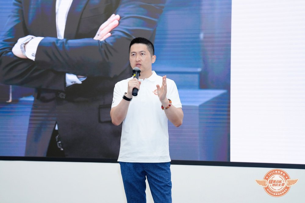 人拿着手机

AI 生成的内容可能不正确。