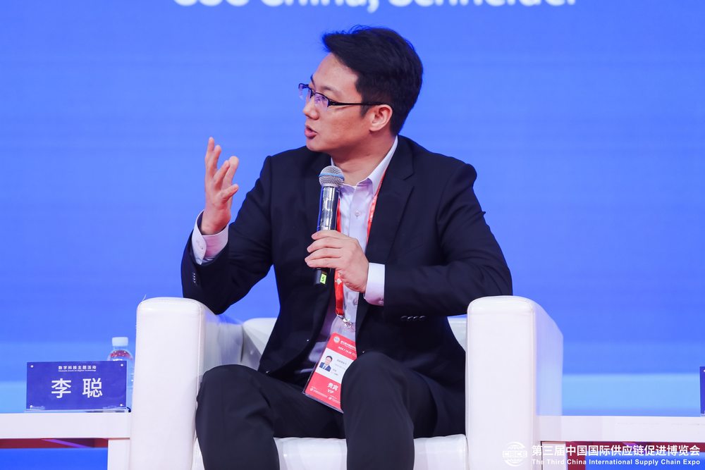 穿着西装笔挺的男子与配字

AI 生成的内容可能不正确。