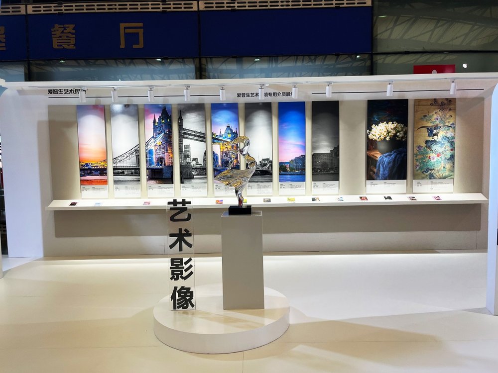 图片包含 窗户, 桌子, 大, 长凳

AI 生成的内容可能不正确。