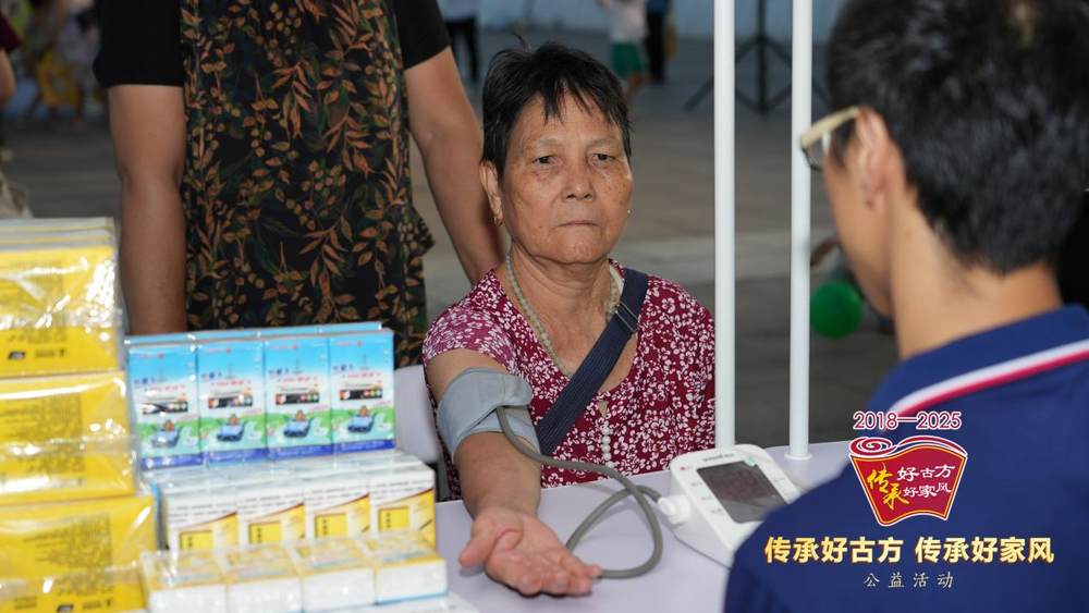 众多市民参与义诊 