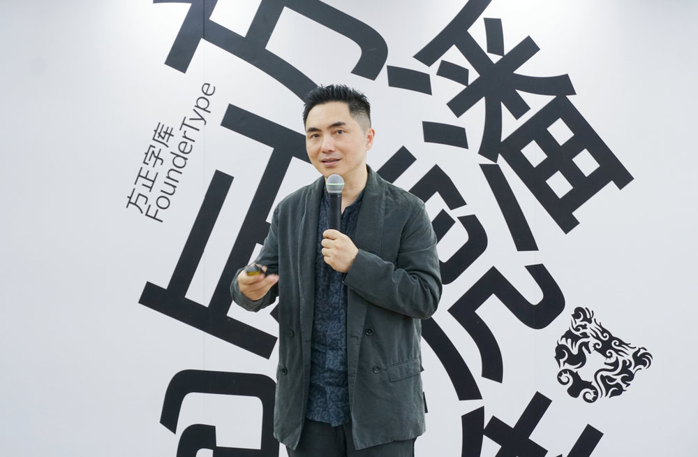 穿着西装笔挺的男子与配字图画 AI 生成的内容可能不正确。