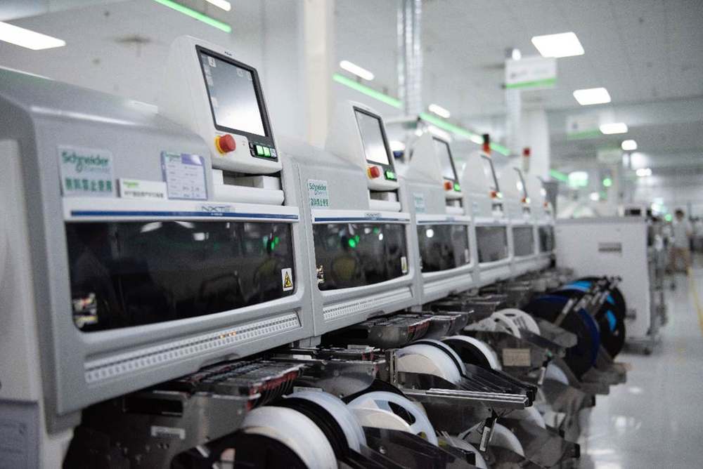 飞机场里停放着许多车

AI 生成的内容可能不正确。