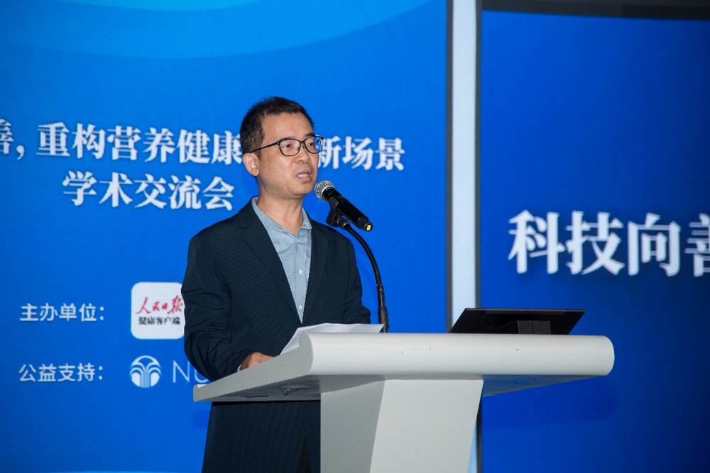穿着蓝色衣服的人在电视前

AI 生成的内容可能不正确。
