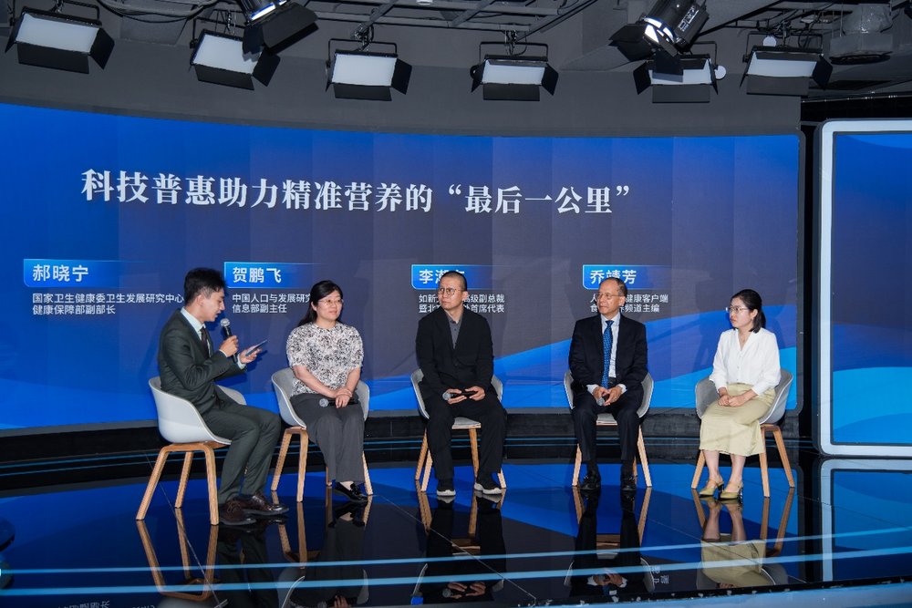 一群人站在船上

AI 生成的内容可能不正确。