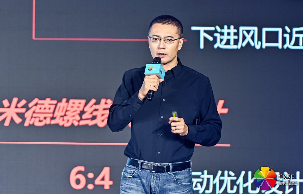 图片包含 人, 男人, 女人, 院子

AI 生成的内容可能不正确。