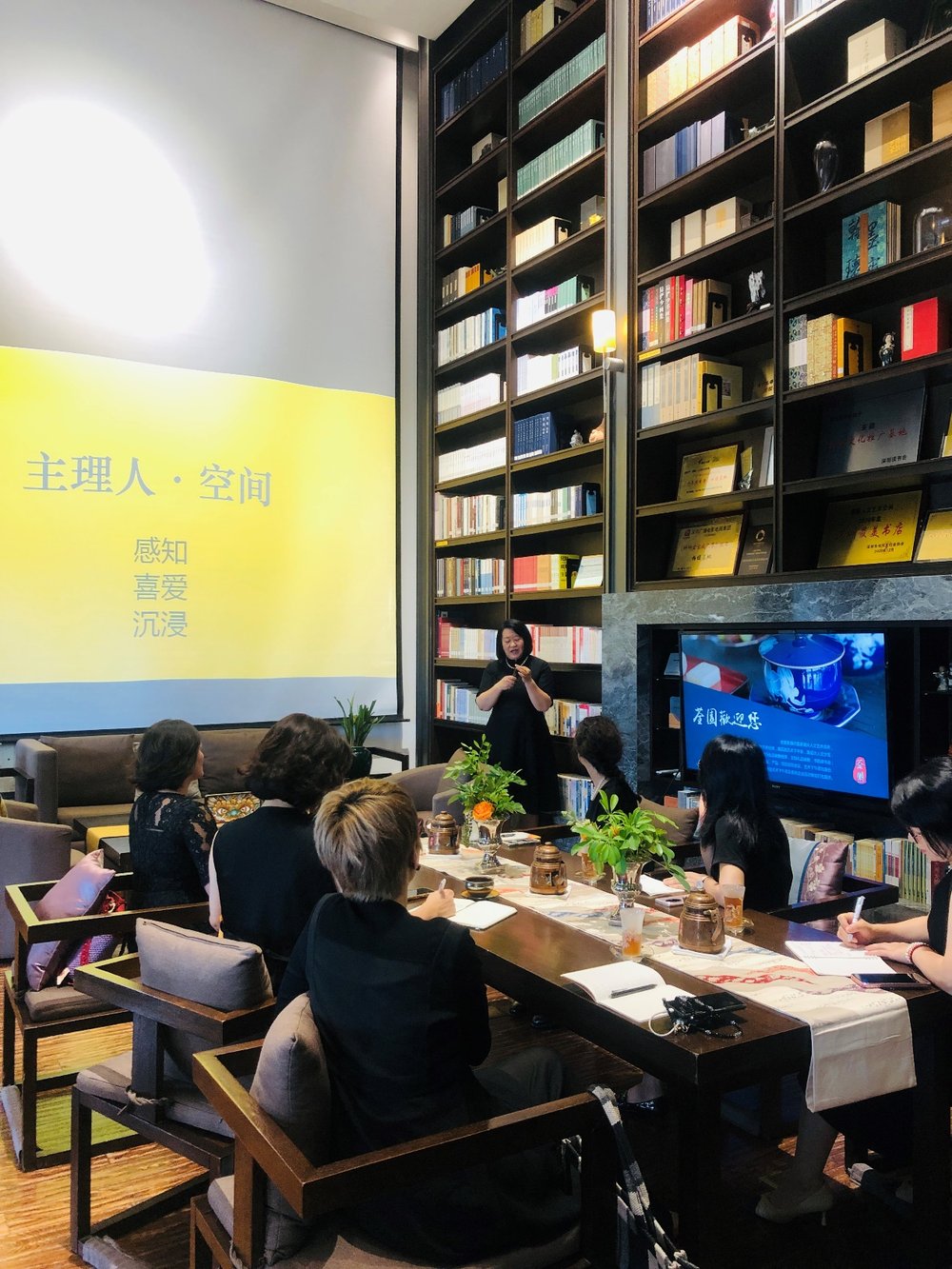 图书馆里的人们

AI 生成的内容可能不正确。