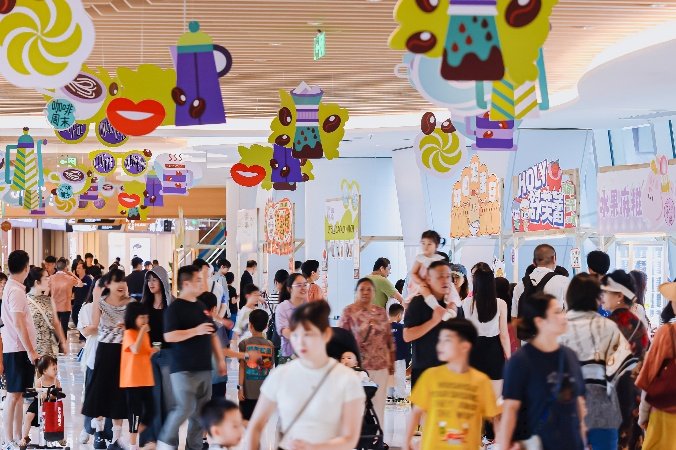 A group of people in a mall

AI-generated content may be incorrect.