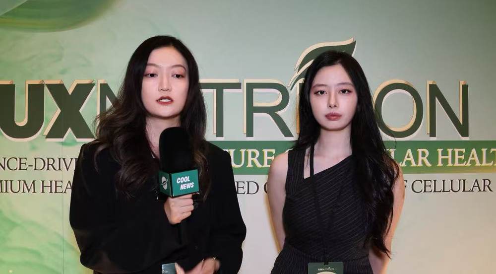 Two women standing next to each other

AI-generated content may be incorrect.