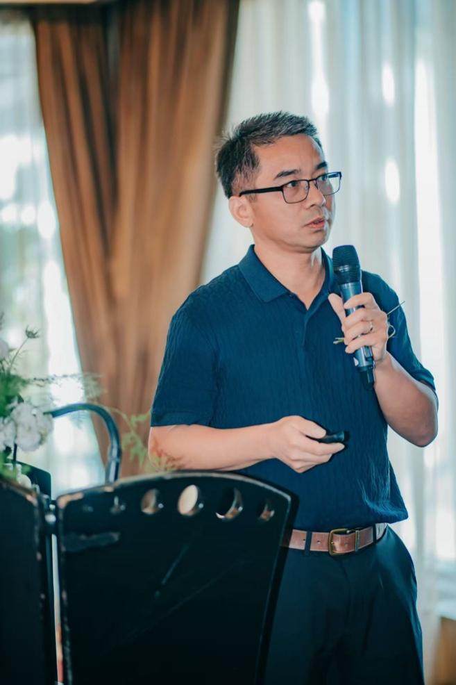 A person holding a microphone

AI-generated content may be incorrect.