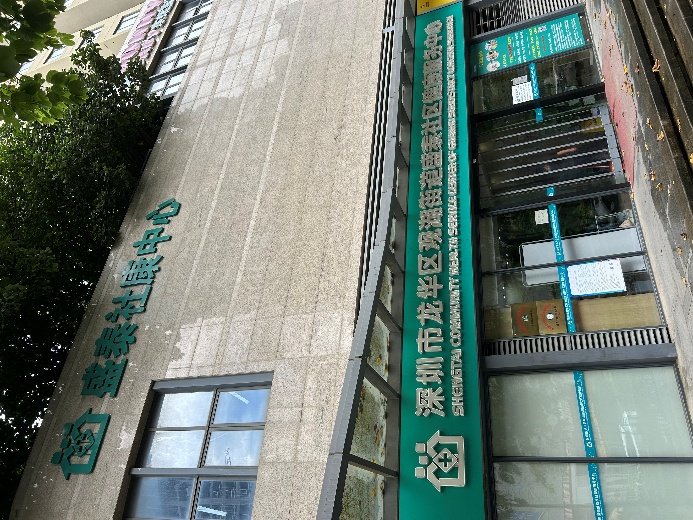 A building with a green sign

AI-generated content may be incorrect.