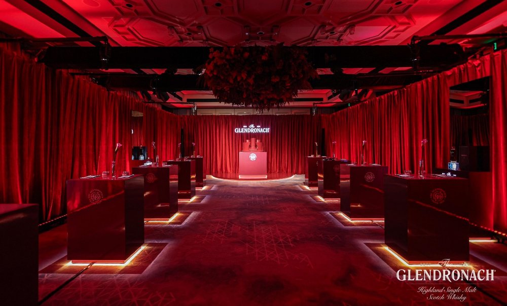 图片包含 室内, 火车, 天花板, 建筑
AI 生成的内容可能不正确。