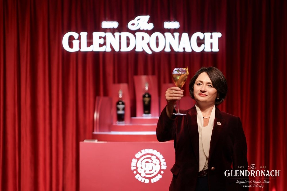 穿着西装笔挺的男子与配字
AI 生成的内容可能不正确。