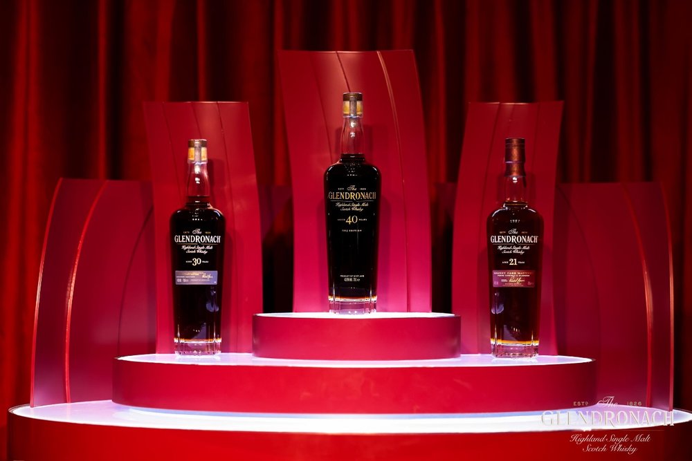 桌子上的红酒瓶
AI 生成的内容可能不正确。