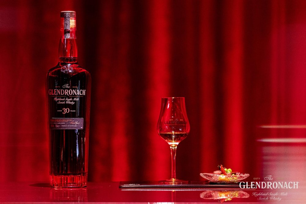 桌子上的酒瓶和酒杯
AI 生成的内容可能不正确。