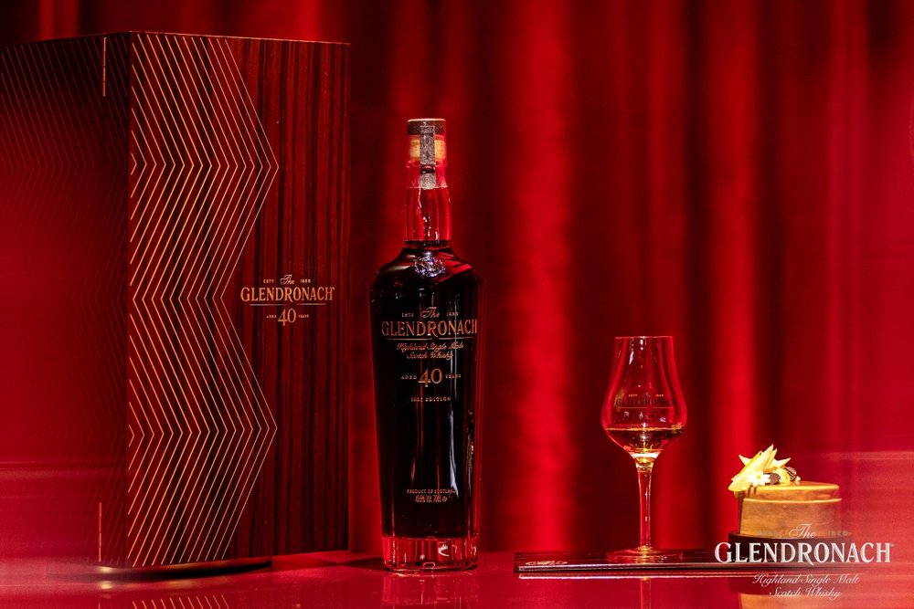 桌子上的酒瓶和酒杯
AI 生成的内容可能不正确。