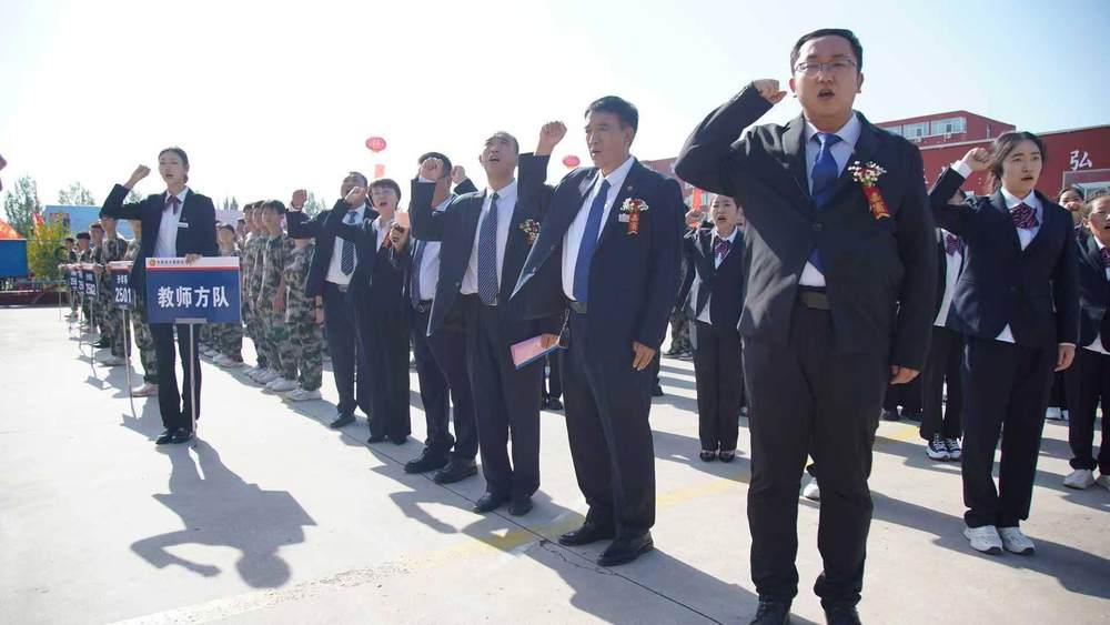 一群穿着西装的人
AI 生成的内容可能不正确。