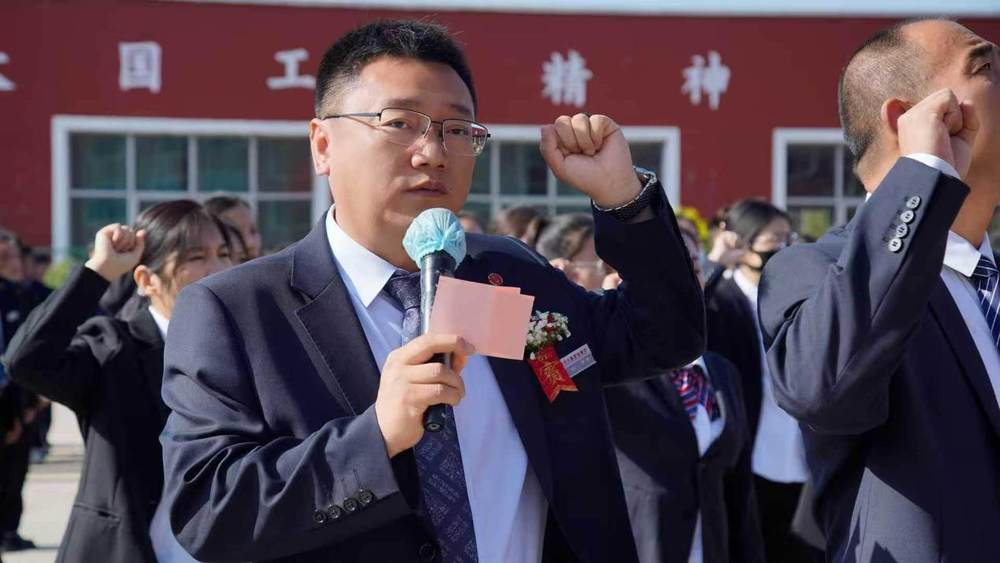 穿着西装笔挺的男子正在演讲
AI 生成的内容可能不正确。