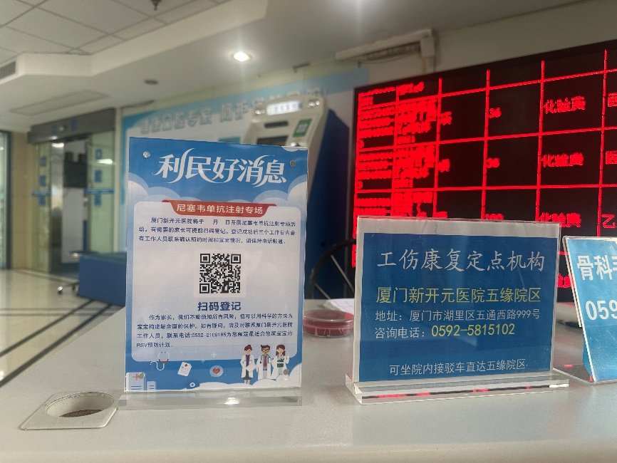 A sign on a table

AI-generated content may be incorrect.