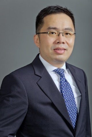 穿著西裝筆挺的男子描述已自動(dòng)生成