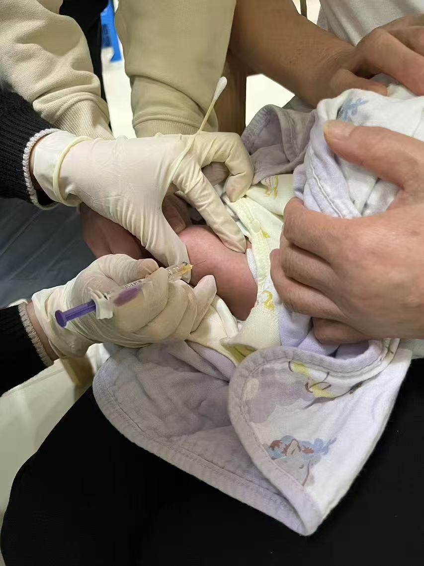 A person injecting a baby

AI-generated content may be incorrect.