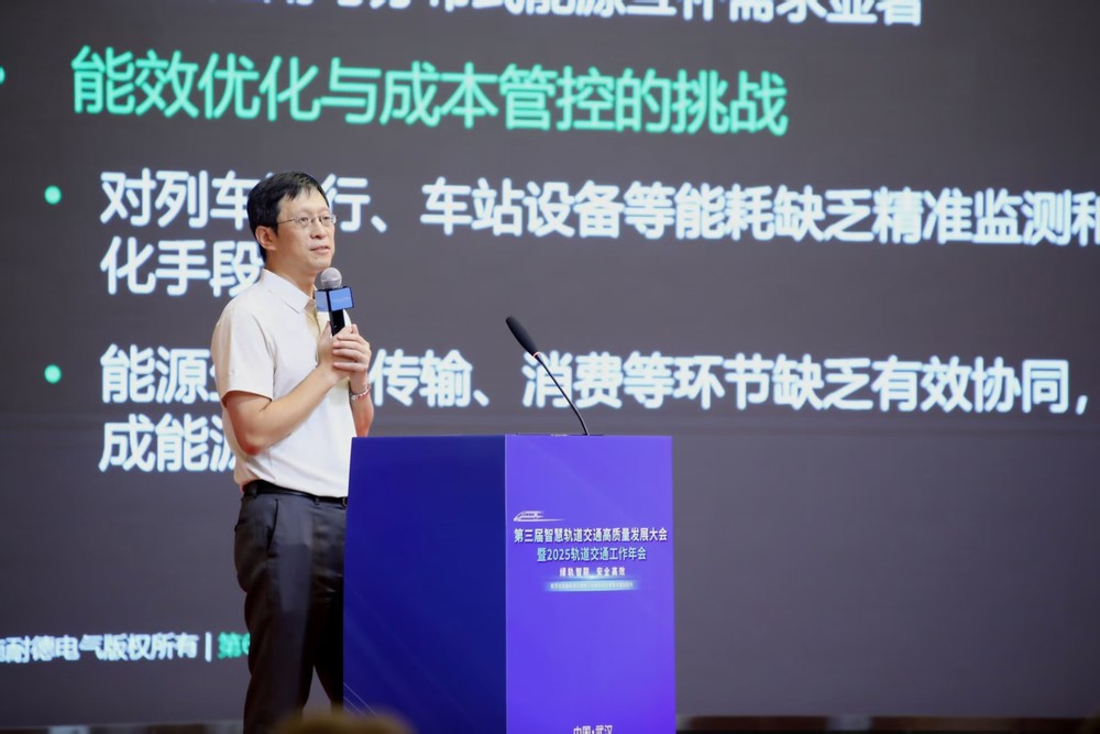 屏幕上的男人AI 生成的内容可能不正确。