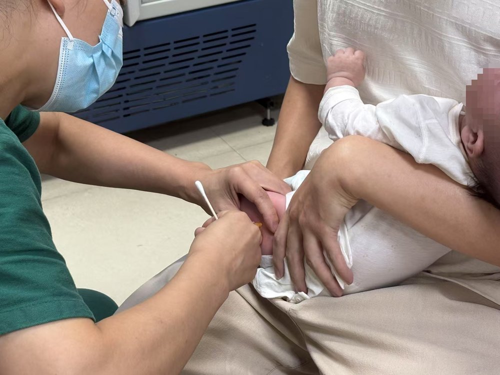 A doctor giving a baby a birth

AI-generated content may be incorrect.