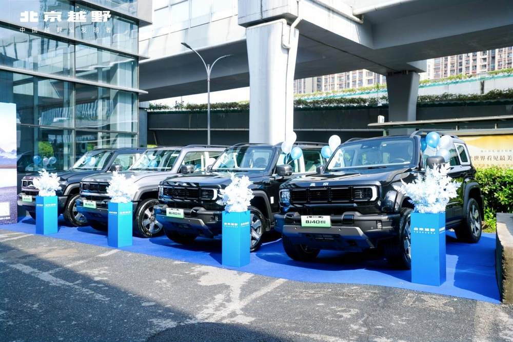 建筑外的蓝色汽车

AI 生成的内容可能不正确。