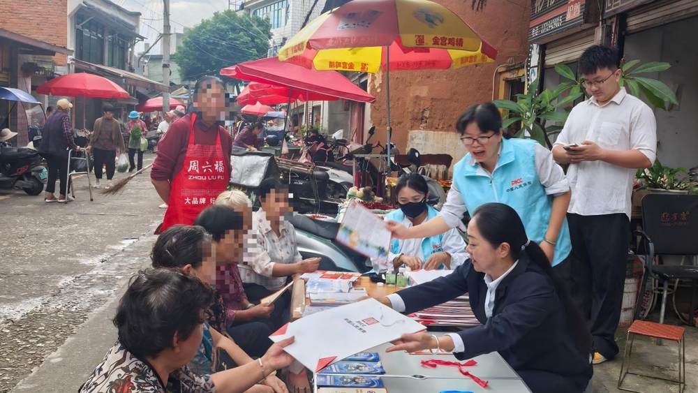 金融教育宣传周里的“乡”约——人保寿险临沧中心支公司筑牢乡村金融安全网3