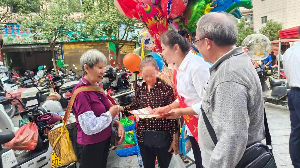 金融教育宣传周里的“乡”约——人保寿险临沧中心支公司筑牢乡村金融安全网4