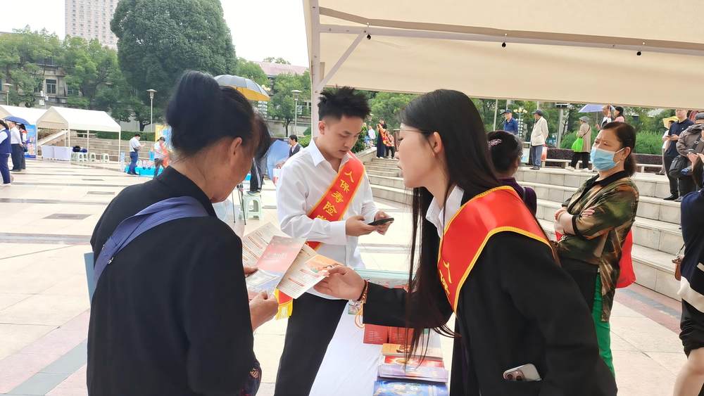 金知进万家 爨行护民生——人保寿险曲靖中心支公司开展2025年9月金融教育宣传活动3